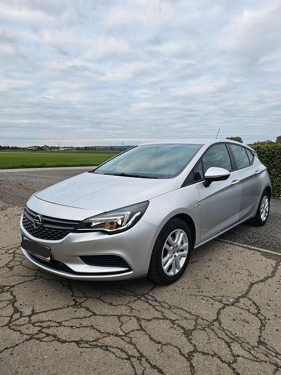 Silber Gebraucht 2016 Opel Astra Edition Limousine | 7.499 € (Guter Preis) - Bild 1/4