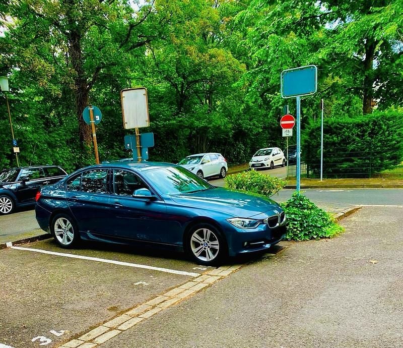 Grau Gebraucht 2012 BMW 320 Sport Line Limousine | 10.500 € (Etwas zu teuer) - Bild 1/4