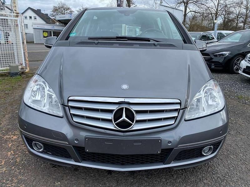Gebraucht Mercedes A180 116 PS (85 kW) 2011 Mountaingrau  met. (metallic) Kleinwagen