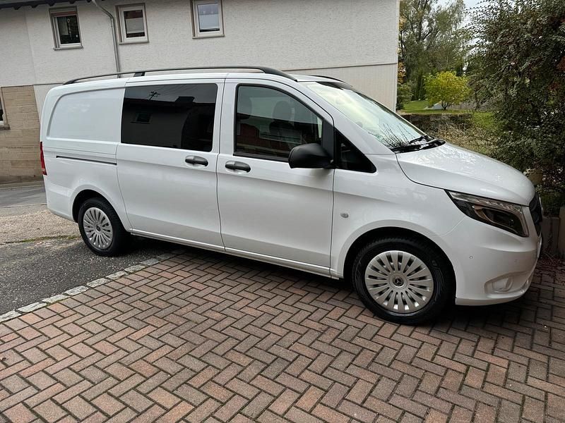 Weiß Gebraucht 2020 Mercedes Vito Van / Kleinbus | 38.000 € - Bild 1/4