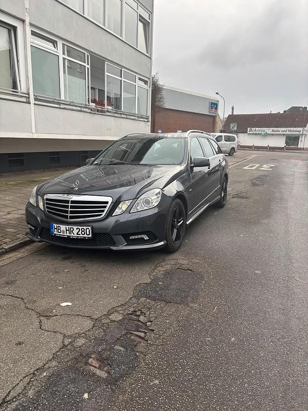 Grau Gebraucht 2010 Mercedes E250 Kombi | 12.000 € (Guter Preis) - Bild 1/4