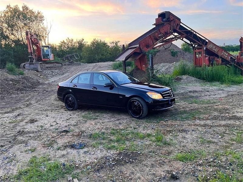 Schwarz Gebraucht 2009 Mercedes C180 Limousine | 6.950 € (Fairer Preis) - Bild 1/4