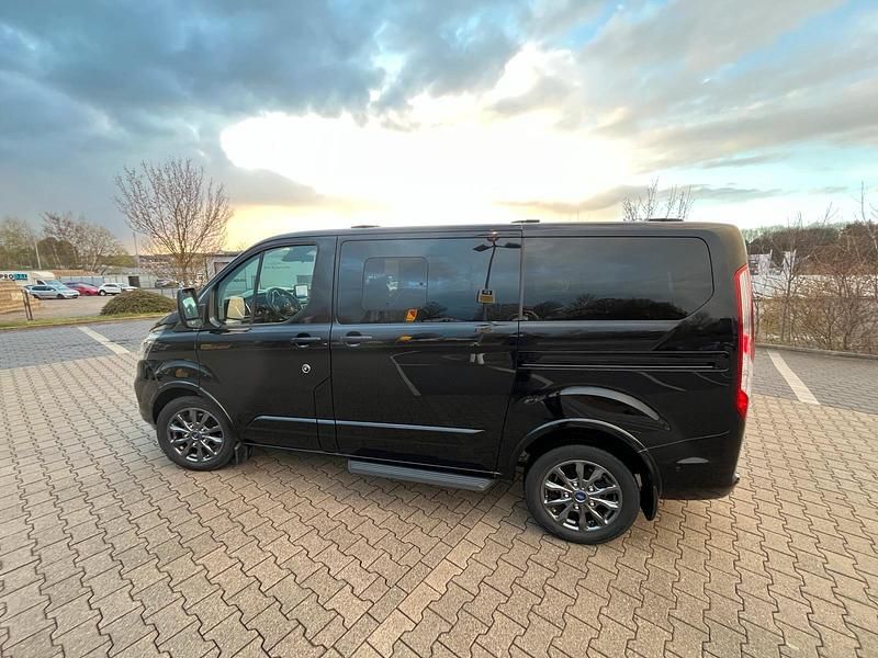 Gebraucht Ford Tourneo Titanium 185 PS (136 kW) 2021 Schwarz Van / Kleinbus