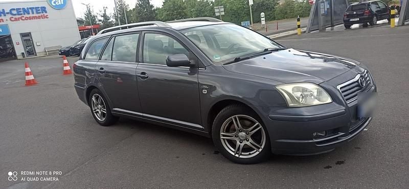 Grau Gebraucht 2005 Toyota Avensis Kombi | 1.000 € - Bild 1/4