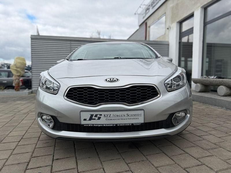 Gebraucht Kia Ceed DREAM-TEAM Edition 99 PS (72 kW) 2015 Silber Kleinwagen