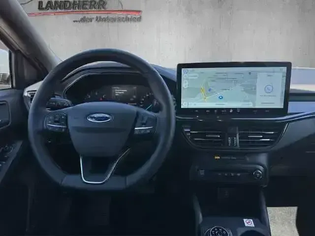 Używany Ford Focus ST-Line 116 KM (85 kW) 2025 Srebrny Sedan/Limuzyna