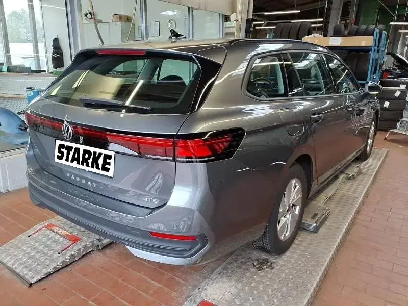 Gebraucht VW Passat Basis 150 PS (110 kW) 2024 Grau Kombi
