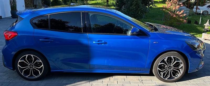 Blau Gebraucht 2019 Ford Focus ST-Line Limousine | 21.000 € (Teuer) - Bild 1/4