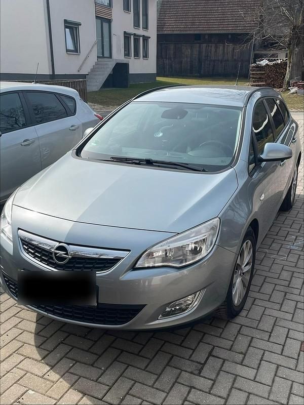 Gebraucht Opel Astra 140 PS (102 kW) 2012 Silber Limousine