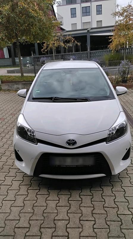 Weiß Gebraucht 2013 Toyota Yaris Hybrid Kleinwagen | 8.500 € (Fairer Preis) - Bild 1/4