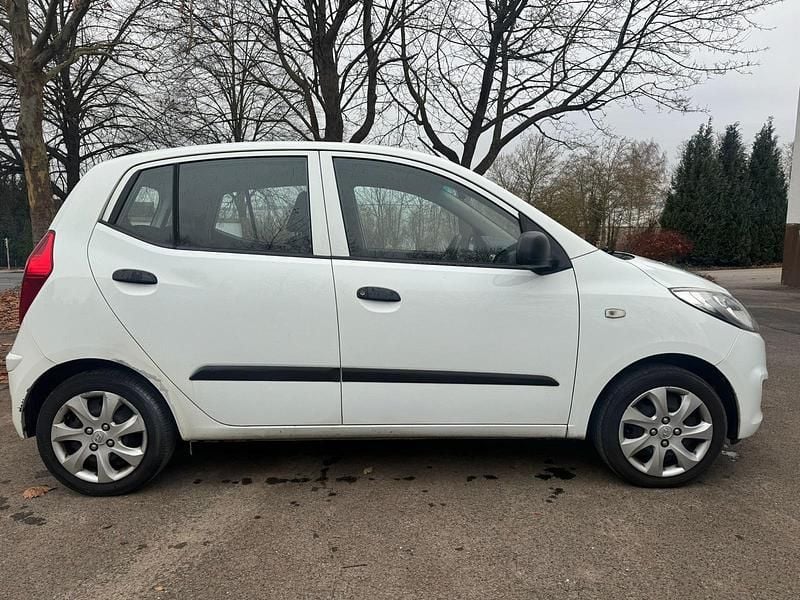 Gebraucht Hyundai i10 70 PS (51 kW) 2012 Weiß Kleinwagen