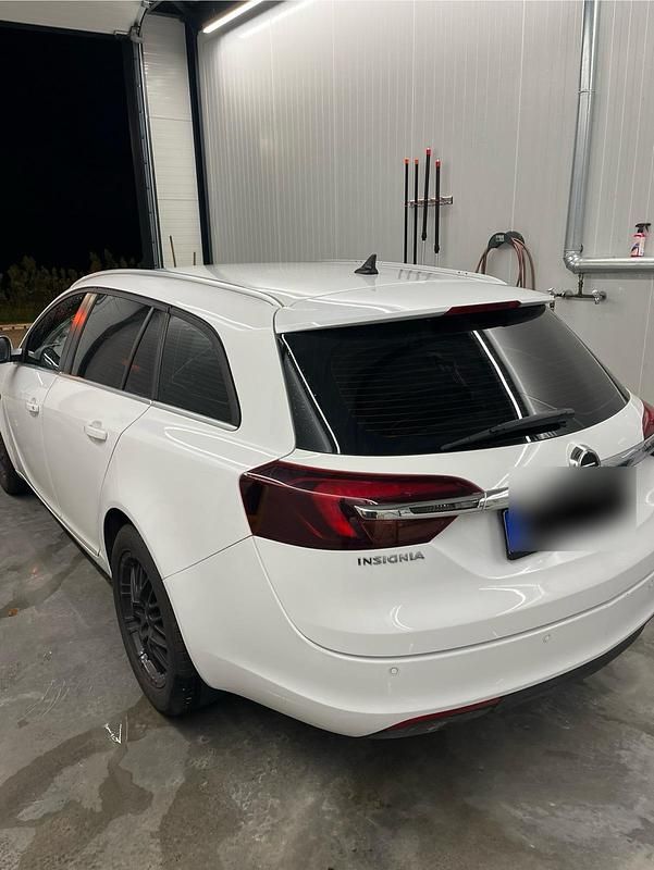 Weiß Gebraucht 2015 Opel Insignia Kombi | 6.999 € (Fairer Preis) - Bild 1/4