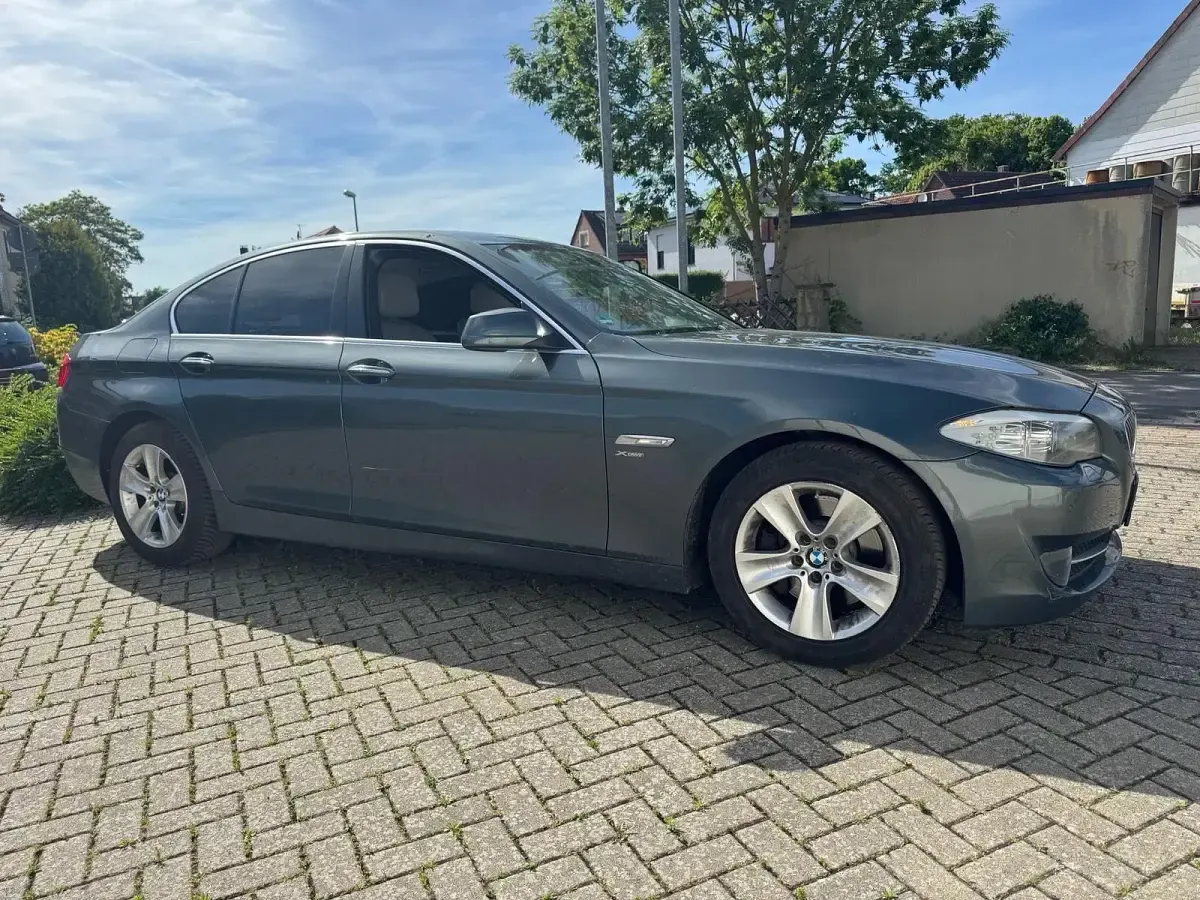 Gebraucht BMW 530 258 PS (189 kW) 2011 Grau Limousine