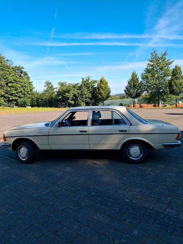 Gelb Gebraucht 1976 Mercedes 280 Limousine | 6.250 € - Bild 1/4