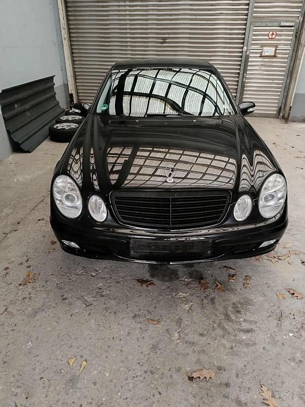 Schwarz Gebraucht 2003 Mercedes E240 Limousine | 3.655 € (Superpreis) - Bild 1/4
