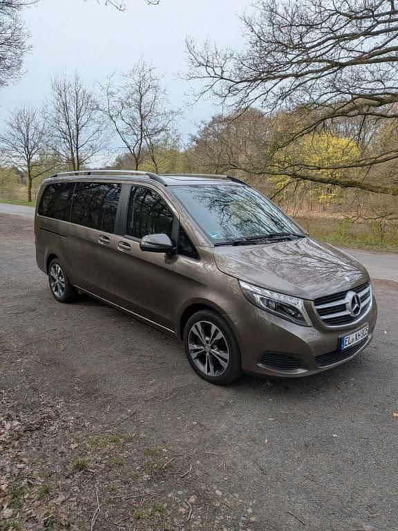 Gebraucht Mercedes V220 163 PS (119 kW) 2016 Braun Van / Kleinbus