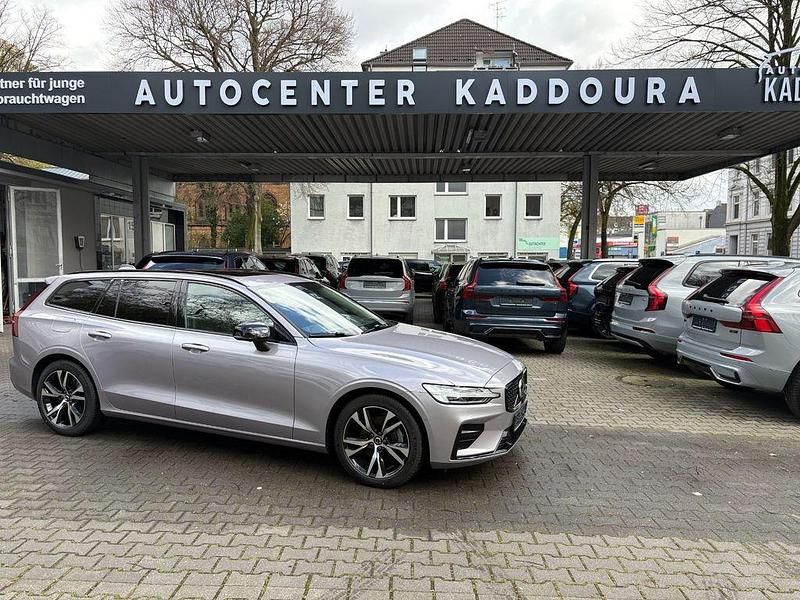 Gebraucht Volvo V60 Plus 197 PS (144 kW) 2025 Aurora silver / metallic Kombi
