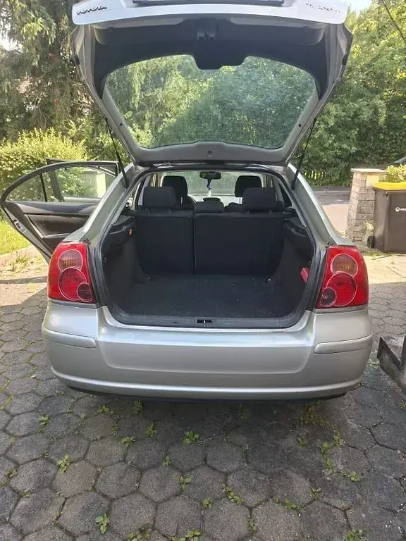 Gebraucht Toyota Avensis 116 PS (85 kW) 2005 Silber Limousine