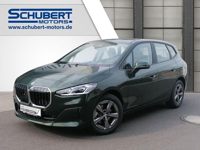 Sanremo green metallic Gebraucht 2024 BMW 216 Active Tourer Van / Kleinbus | 29.890 € (Fairer Preis) - Bild 1/4