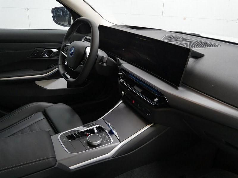 Gebraucht BMW 330e Sport Line 292 PS (214 kW) 2024 Schwarz Limousine