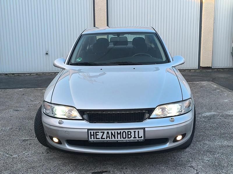 Second-hand Opel Vectra 101 CP (74 kW) 2002 Argintiu Berlinǎ