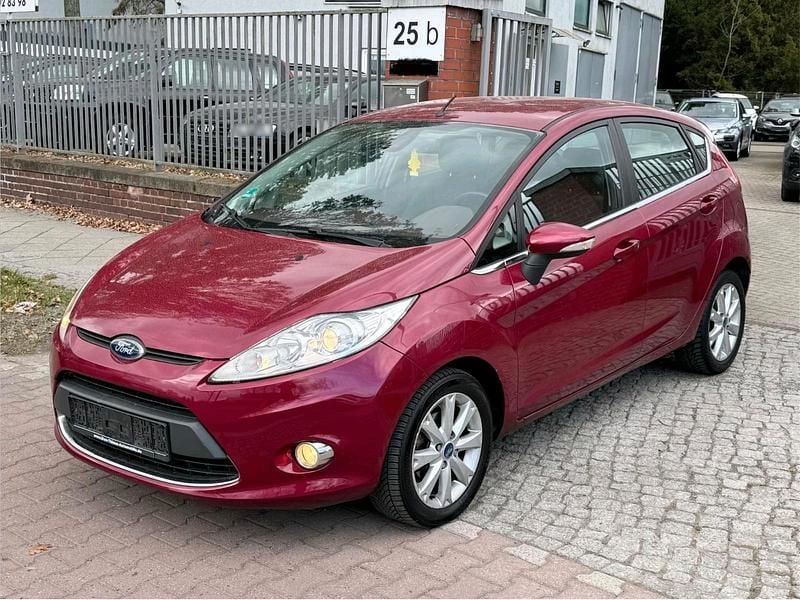 Gebraucht Ford Fiesta Titanium 97 PS (71 kW) 2010 Rot Kleinwagen