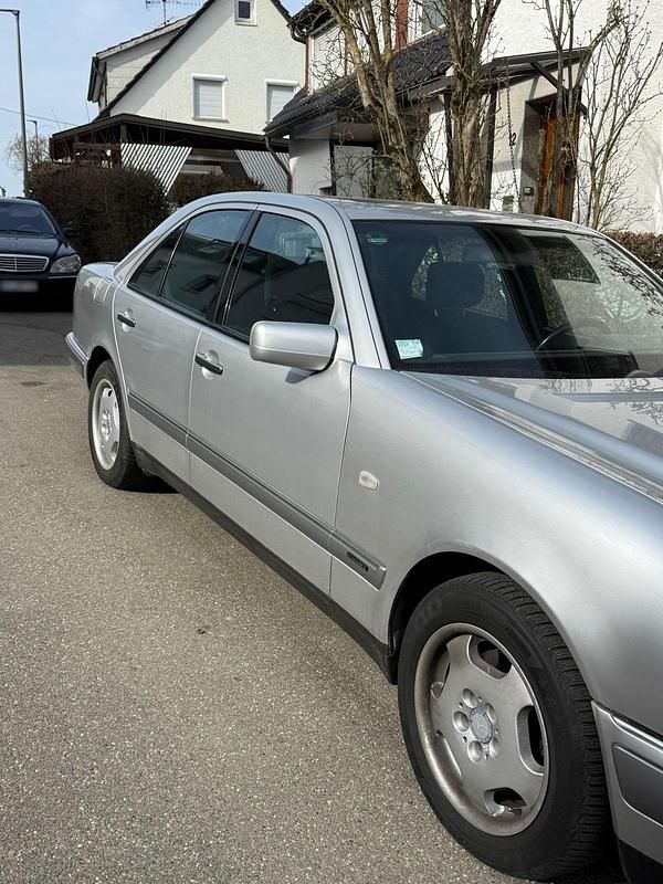 Gebraucht Mercedes E280 193 PS (141 kW) 1997 Silber Limousine