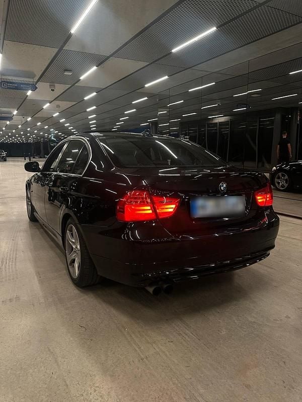 Gebraucht BMW 325 218 PS (160 kW) 2011 Schwarz Limousine