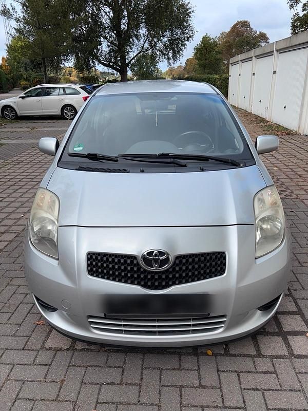 Silber Gebraucht 2006 Toyota Yaris Kleinwagen | 1.200 € (Fairer Preis) - Bild 1/4