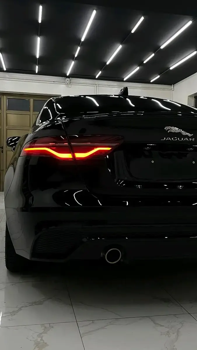 Używany Jaguar XE R-Dynamic 300 KM (220 kW) 2020 Czarny Sedan/Limuzyna