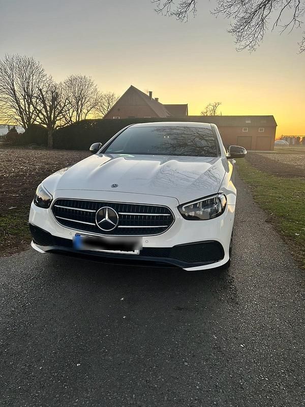 Weiß Gebraucht 2021 Mercedes E200 Limousine | 28.999 € (Fairer Preis) - Bild 1/4