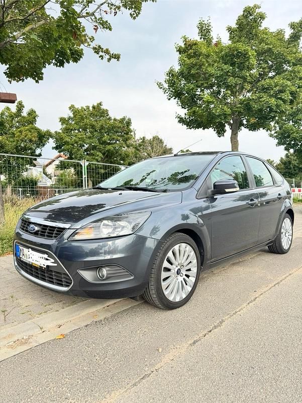 Grau Gebraucht 2010 Ford Focus Kleinwagen | 3.100 € (Fairer Preis) - Bild 1/4