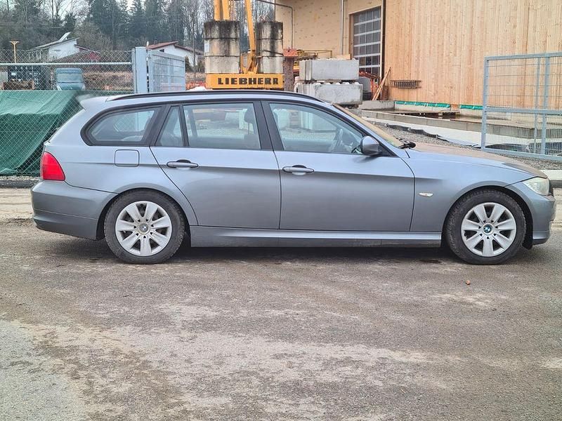 Gebraucht BMW 318 Comfort Edition 143 PS (105 kW) 2011 Grau Kombi