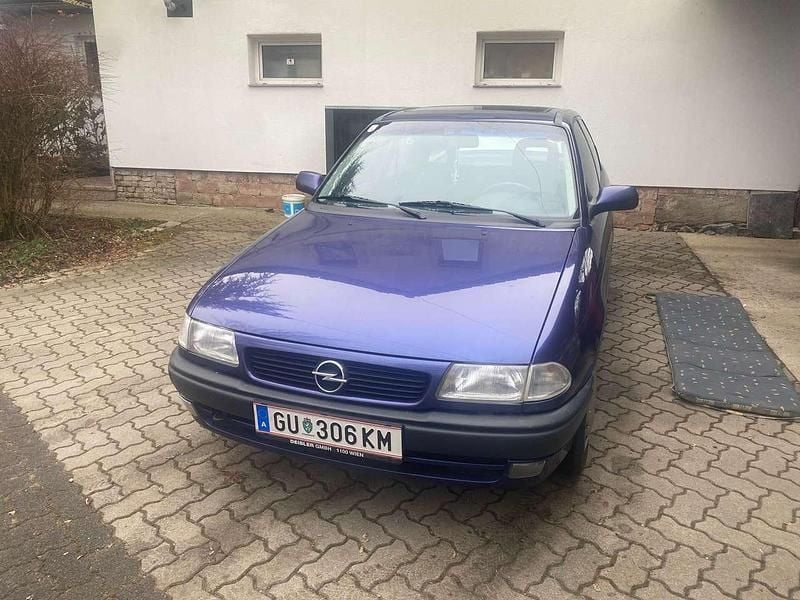 Gebraucht Opel Astra 90 PS (66 kW) 1996 Blau Limousine