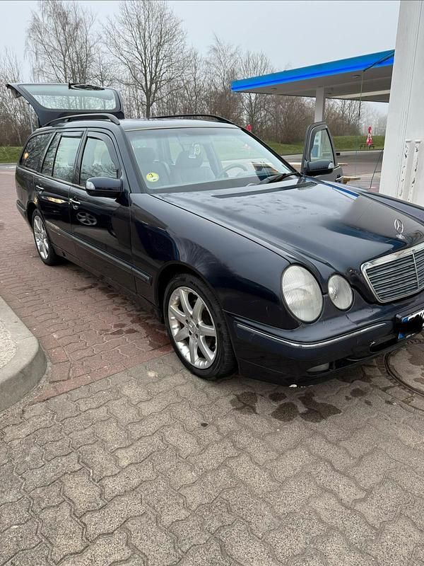Gebraucht Mercedes E320 197 PS (144 kW) 2000 Blau Kombi