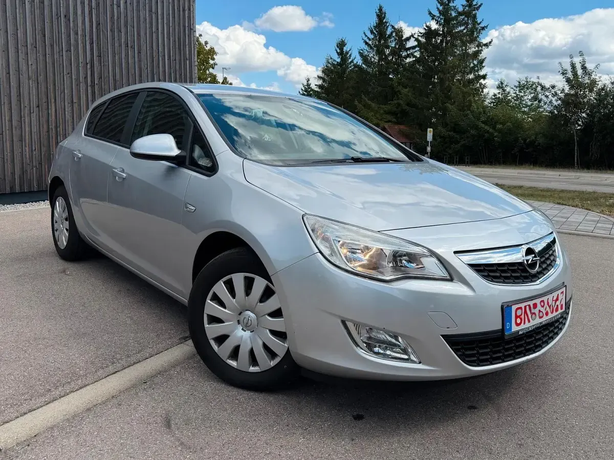 Gebraucht Opel Astra 140 PS (102 kW) 2011 Silber Limousine