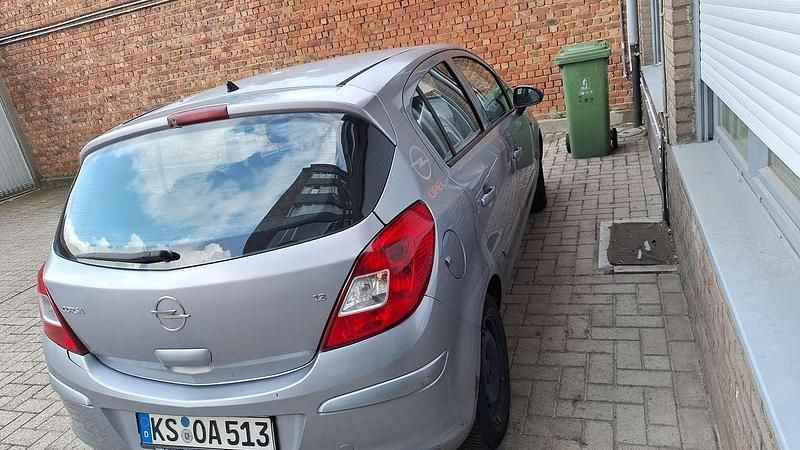 Grau Gebraucht 2007 Opel Corsa Limousine | 1.900 € (Fairer Preis) - Bild 1/4