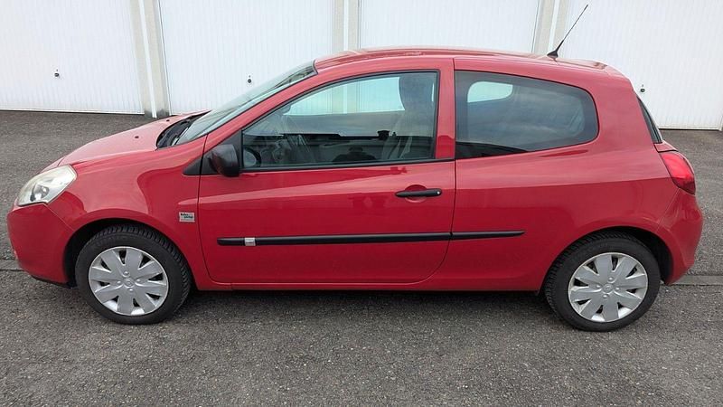 Second-hand Renault Clio II Expression 75 CP (55 kW) 2010 Roșu Berlinǎ