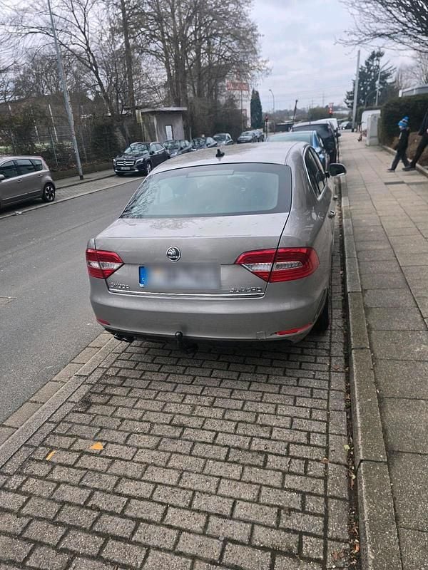 Gebraucht Skoda Superb 170 PS (125 kW) 2014 Grau Limousine