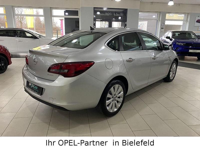 Gebraucht Opel Astra 140 PS (102 kW) 2013 Argonsilber/sovereign/switchblad (metallic) Limousine