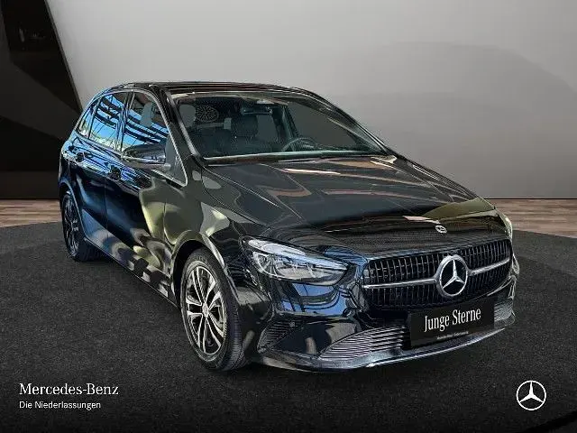 Gebraucht Mercedes B200 Progressive 163 PS (119 kW) 2025 Schwarz Van / Kleinbus