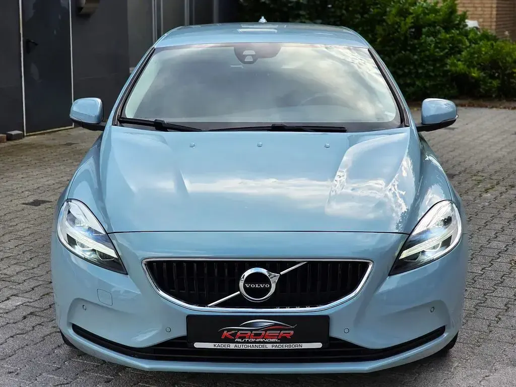 Gebraucht Volvo V40 Momentum 122 PS (89 kW) 2018 Blau Limousine