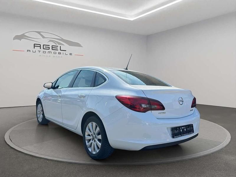 Gebraucht Opel Astra Excellence 110 PS (80 kW) 2015 Schneeweiss/summitwhite/arctic Limousine