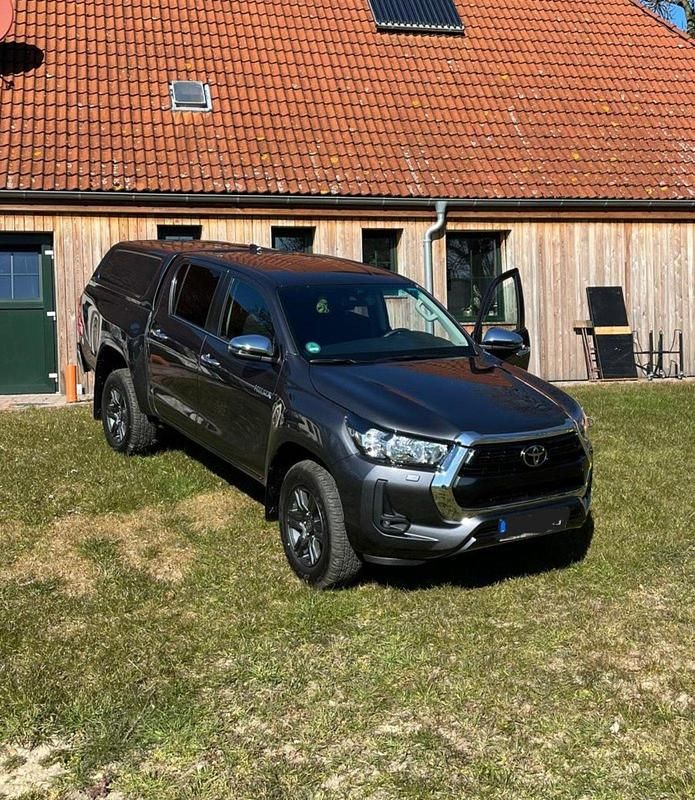 Grau Gebraucht 2022 Toyota HiLux Comfort Abholung | 38.000 € (Guter Preis) - Bild 1/4