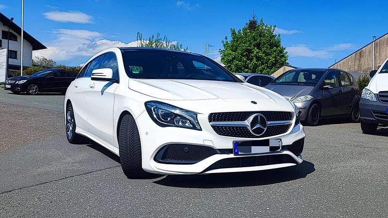 Weiß Gebraucht 2019 Mercedes CLA180 Shooting Brake AMG Kombi | 21.800 € - Bild 1/4
