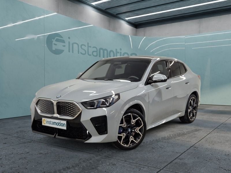 Grau Gebraucht 2024 BMW iX2 M Sport SUV | 56.750 € (Etwas zu teuer) - Bild 1/4
