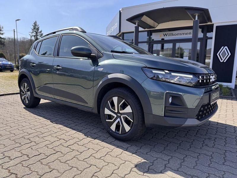 Neu Dacia Sandero Expression 110 PS (80 kW) 2026 Grün Limousine