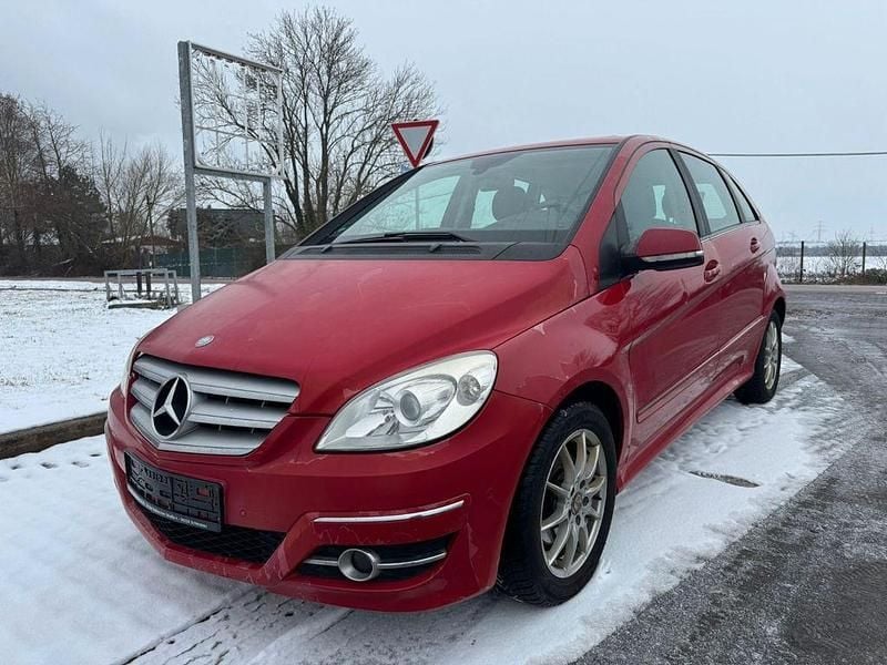 Gebraucht Mercedes B180 Sport Edition 109 PS (80 kW) 2011 Rot Van / Kleinbus