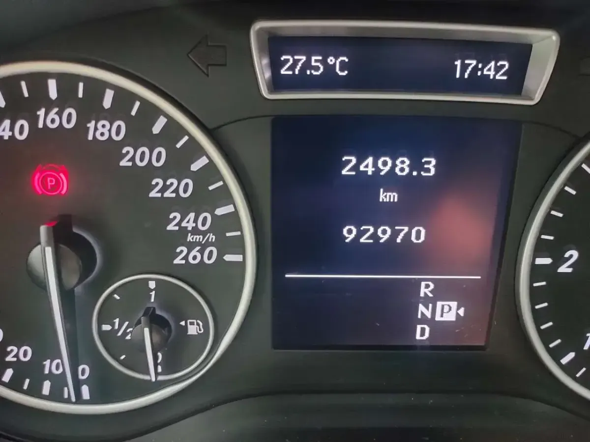 Gebraucht Mercedes B180 109 PS (80 kW) 2013 Schwarz Kleinwagen