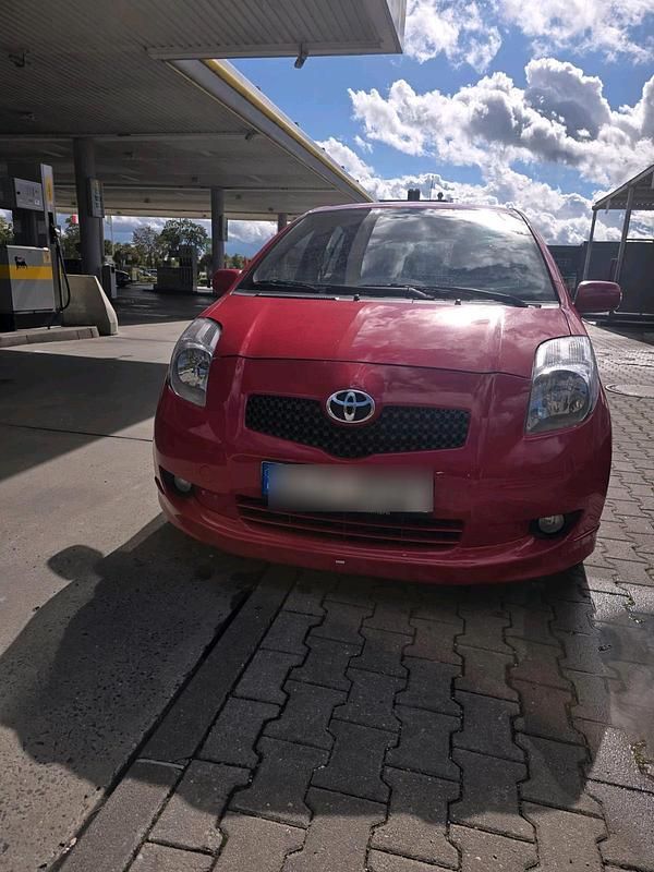 Rot Gebraucht 2008 Toyota Yaris Kleinwagen | 3.750 € (Etwas zu teuer) - Bild 1/4